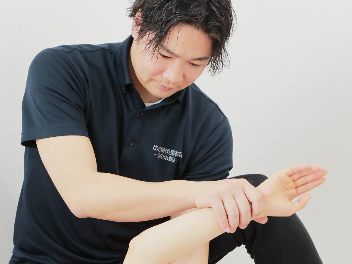 体の状態を丁寧に検査する施術シーン