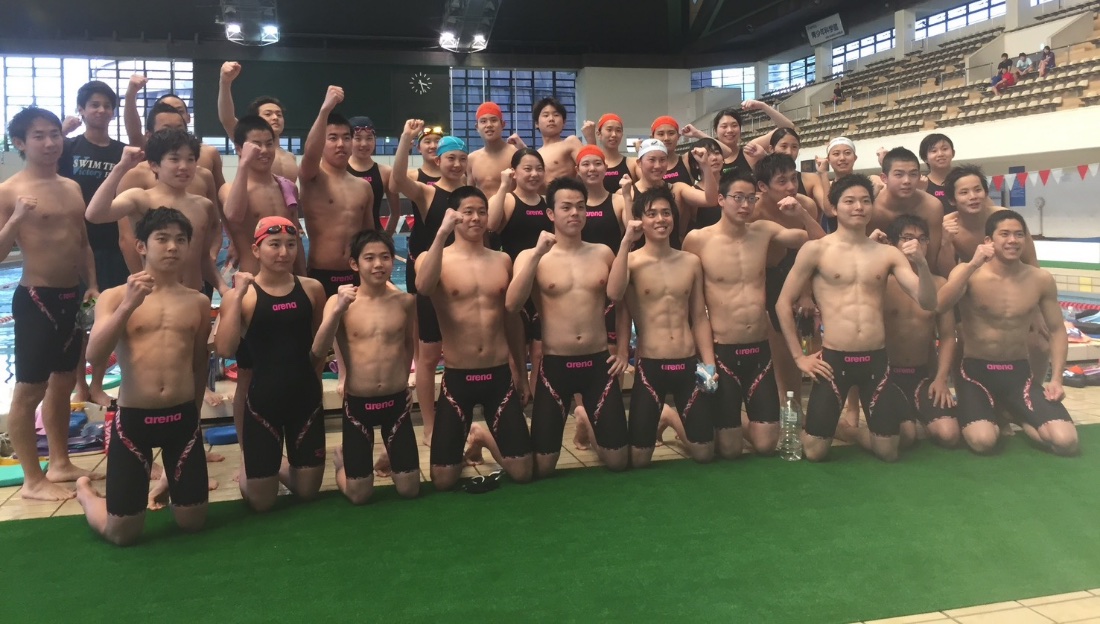 専属トレーナーとして帯同した水泳部のチーム写真